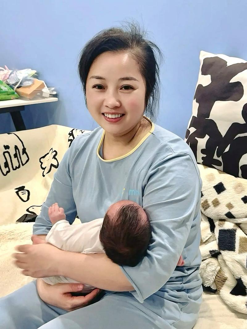 月嫂保姆：家庭温暖的守护者